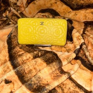 Canary yellow! Gorgeous Bird, wallet that is!